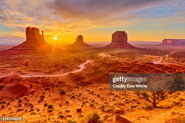 monument valley in arizona - monument valley stockfoto's en -beelden