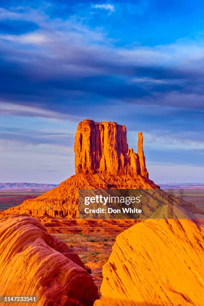 monument valley in arizona - the mittens stockfoto's en -beelden