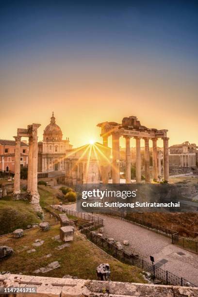 beautiful landscape sunrise view of roman forum ruin. image of roman forum in rome, italy during sunrise. - het forum van rome stockfoto's en -beelden