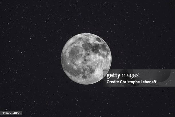 pleine lune et étoiles - planetary moon stockfoto's en -beelden