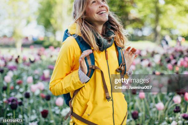 junge frau im blumenpark in den niederlanden - netherlands women stock-fotos und bilder