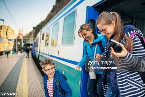 familj komma ur tåget på manarola tåg stationen, cinque terre - gå i land bildbanksfoton och bilder