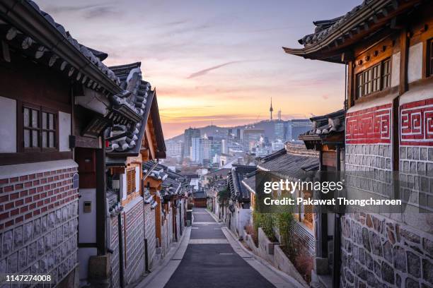 bukchon hanok village at sunrise with n seoul tower as background, seoul, south korea - séoul photos et images de collection