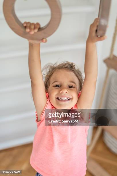 美麗的小女孩在遊戲室玩 - school gymnastics 個照片及圖片檔