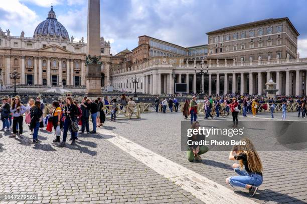 rom-st peter ' s-vänner-turister - st peter's square bildbanksfoton och bilder