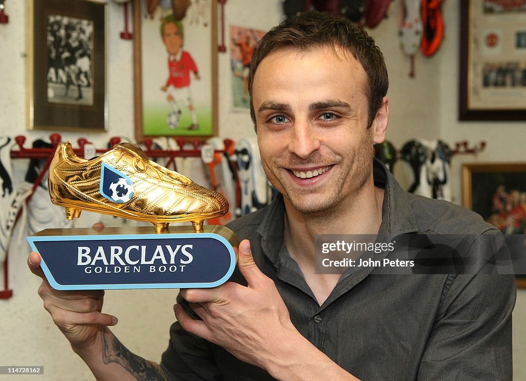 Dimitar Berbatov Presented With Barclays Golden Boot Award