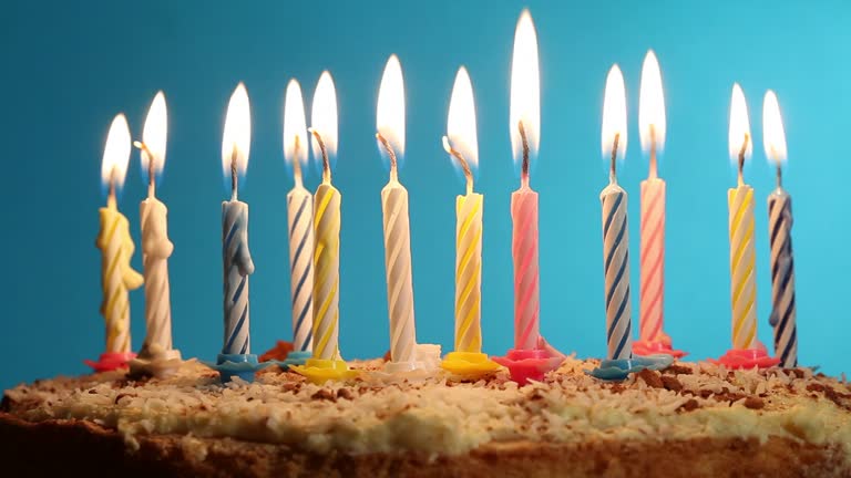 5.374 vídeos e vídeo clips de stock de Birthday Candle - Getty Images