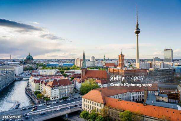 berlin city skyline mit dem iconic tv tower und der spree - berlin fernsehturm stock-fotos und bilder