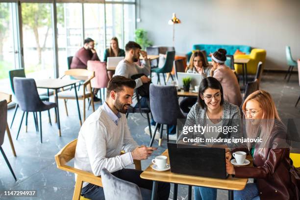 moeilijk wordt gemakkelijk als je een geweldig team - internet cafe stockfoto's en -beelden