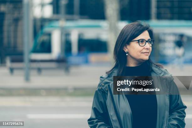 バルセロナを歩いて中年女性 - デサチュレート ストックフォトと画像