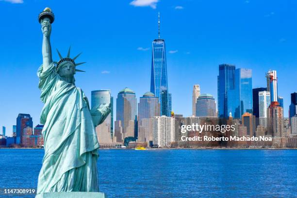 new york, usa, statue of liberty and the city skyline - statue of liberty new york city - fotografias e filmes do acervo