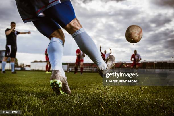 schoppen de bal aan het begin van rugby wedstrijd! - rugby ball stockfoto's en -beelden