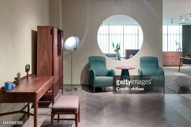 living room in modern home - style classique photos et images de collection