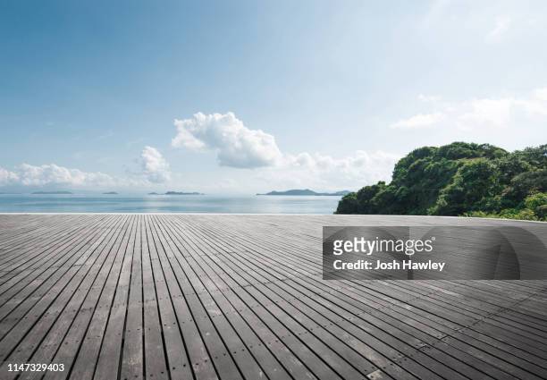 seaside wooden parking lot - empty parking lot stockfoto's en -beelden