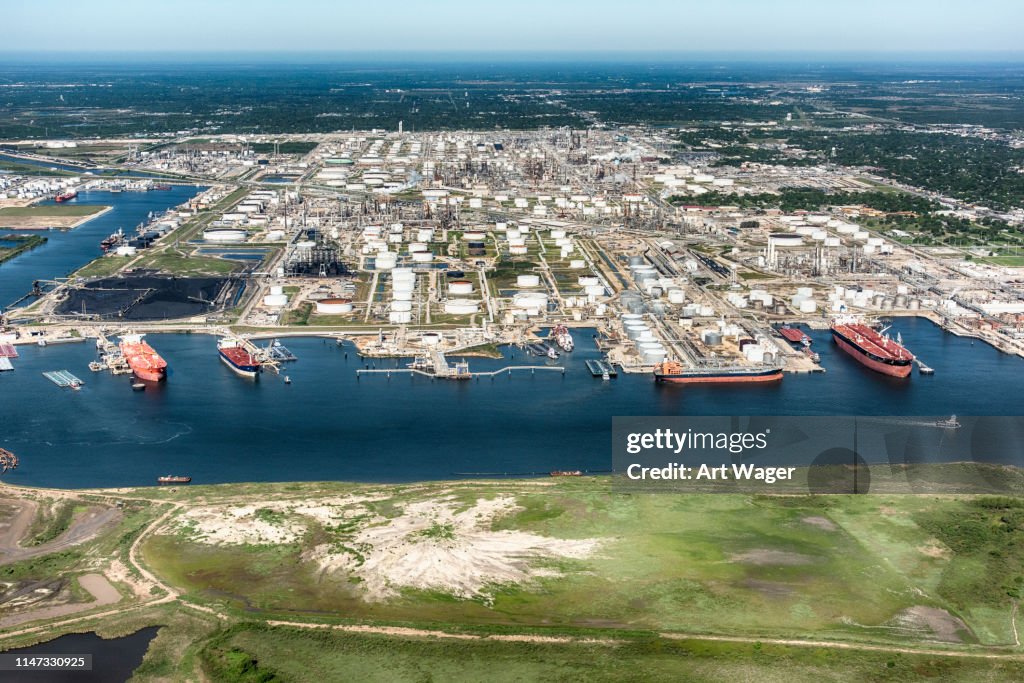 Petroleros atracados en una refinería americana