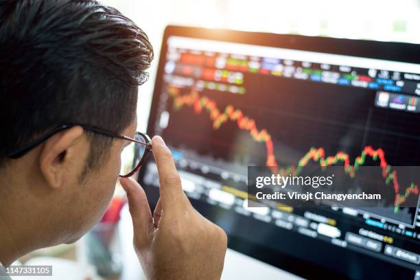 businessman analysis stock market - wirtschaftskrise stock-fotos und bilder