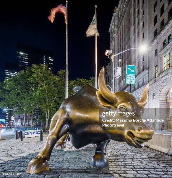 wall street, charging bull - charging bull statue stock pictures, royalty-free photos & images