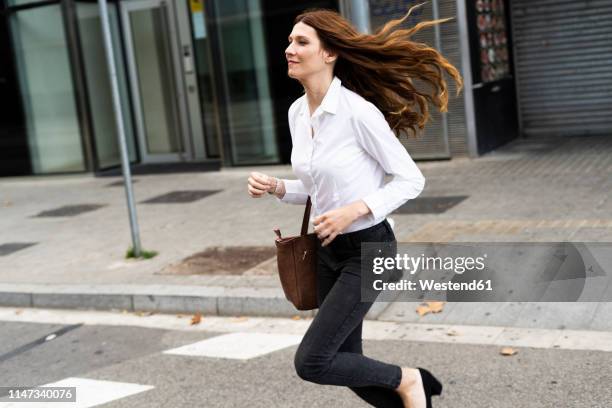 businesswoman running in the street - woman hurry 個照片及圖片檔