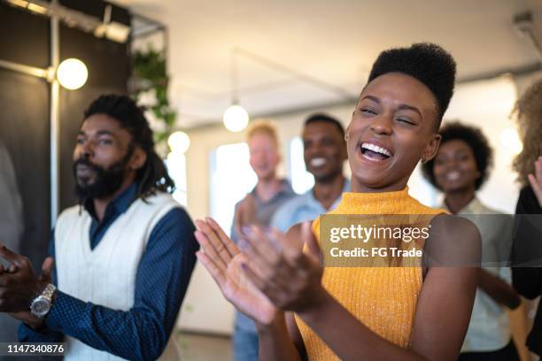 publiek juichen een grote spreker op business convention en presentatie - public speaker stockfoto's en -beelden