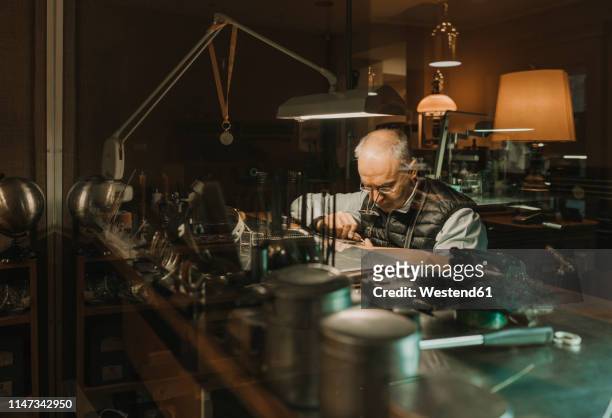 artisan making jewellery in his workshop - jeweller bildbanksfoton och bilder