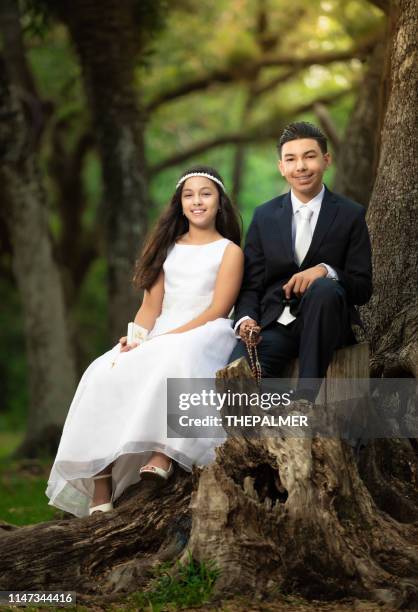 hermanos primera santa comunión - communion fotografías e imágenes de stock