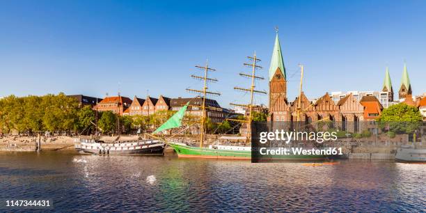 germany, free hanseatic city of bremen, schlachte, weser, martini landing pier, excursion boats, sailing ship alexander von humboldt - bremen photos et images de collection