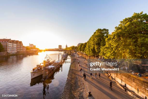 germany, free hanseatic city of bremen, schlachte, weser, riverside, promenade, boats, beer garden, restaurants, sunset - bremen stockfoto's en -beelden