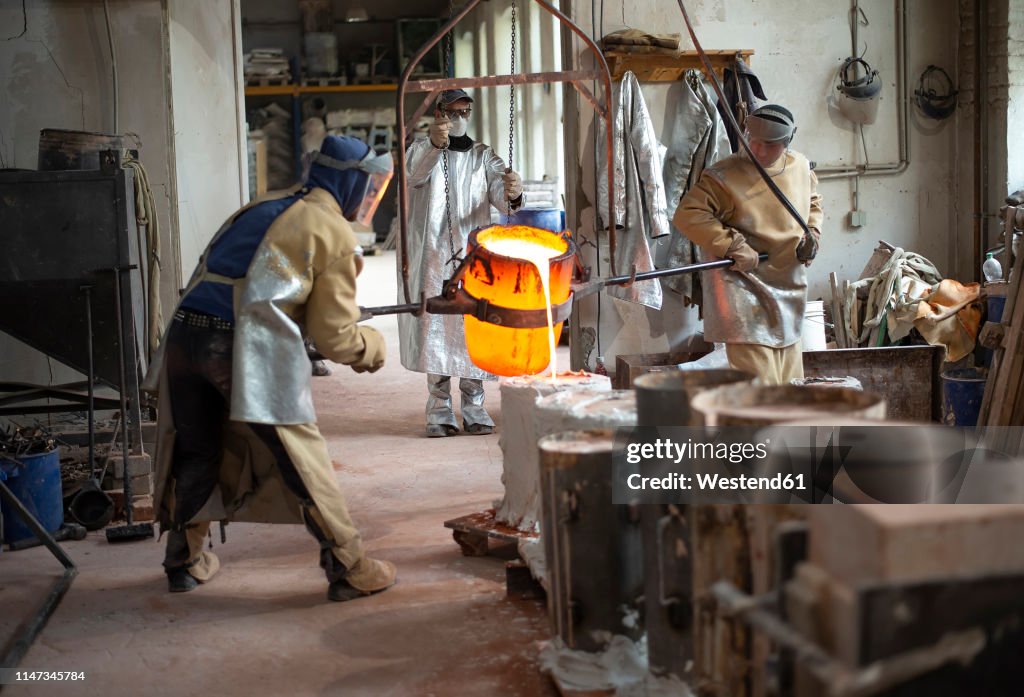Art foundry, Foundry workers casting