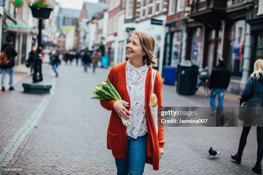 Nederlandse vrouw met tulpen in Utrecht