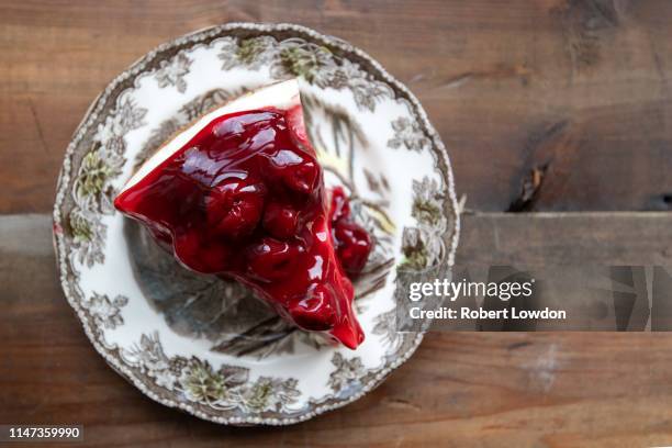 cheesecake - cherry on top stock-fotos und bilder