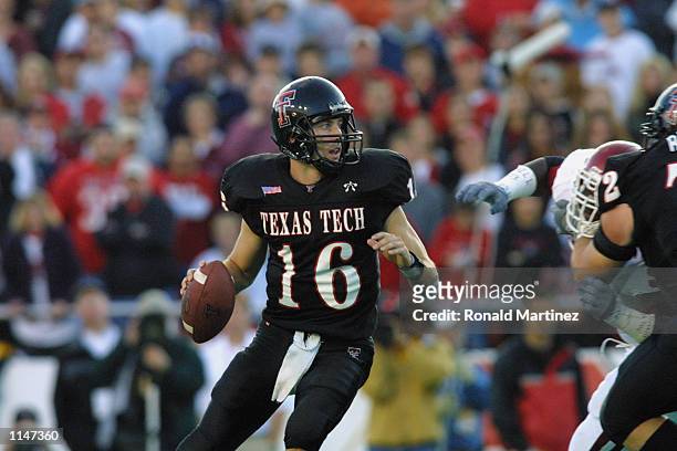 Quarterback Kliff Kingsbury of Texas Tech drops back to pass against Oklahoma during the game on November 17, 2001 at Jones SBC Stadium in Lubbock,...