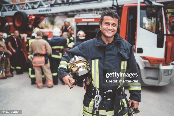 feuerwehrporträt - feuerwehrmann stock-fotos und bilder