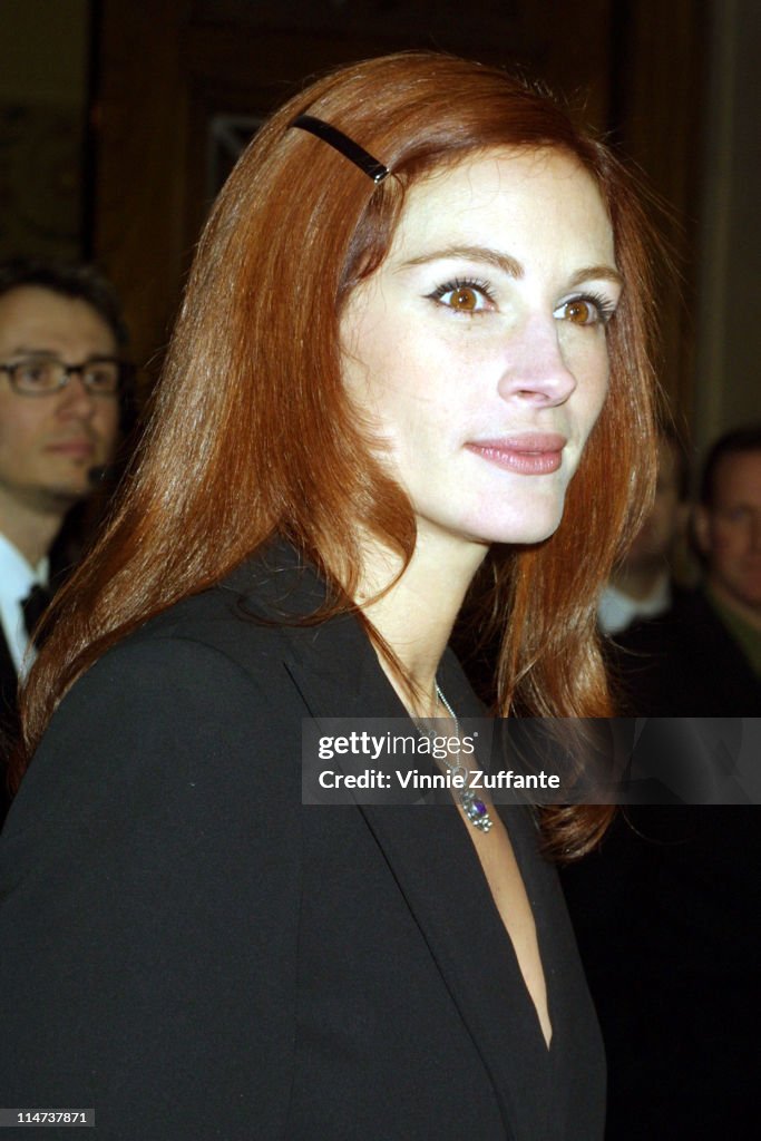 Julia Roberts attending the 2002 Peoples Choice Awards in Los Angeles 01/13/02