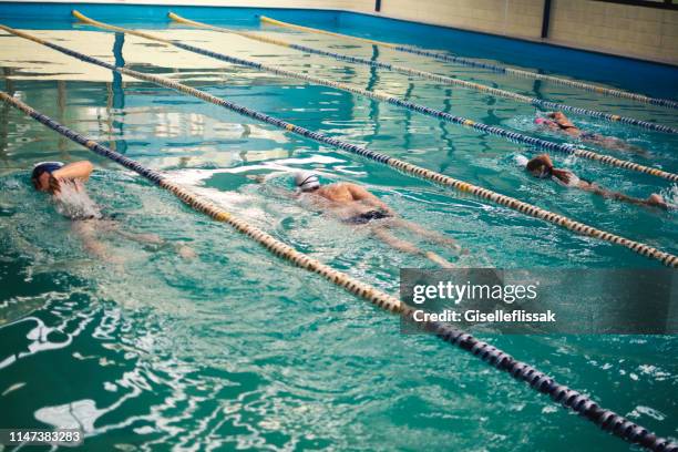 水泳大会で泳いでいる人たち - swimming lane marker ストックフォトと画像