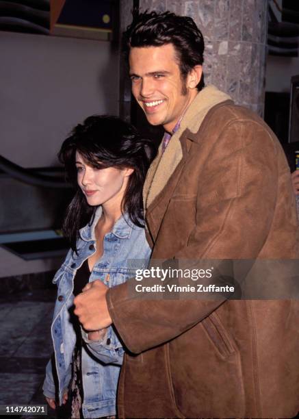 11th December 1993: Shannen Doherty and Ashley Hamilton at LAX in 1993