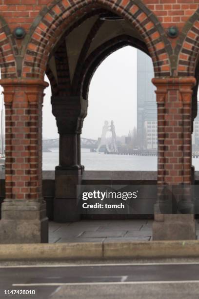 bajo el puente oberbaum en berlín, alemania - oberbaumbrücke fotografías e imágenes de stock