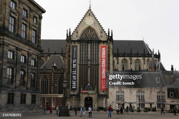 le majestueux nieuwe kerk à amsterdam, aux pays-bas - nieuwe kerk amsterdam photos et images de collection