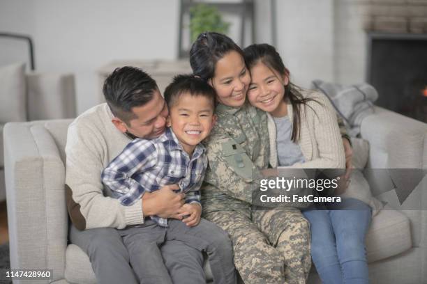 famiglia militare seduta sul divano - filipino family reunion foto e immagini stock