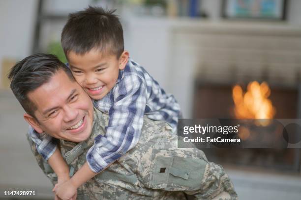 abbracciare papà - filipino family reunion foto e immagini stock