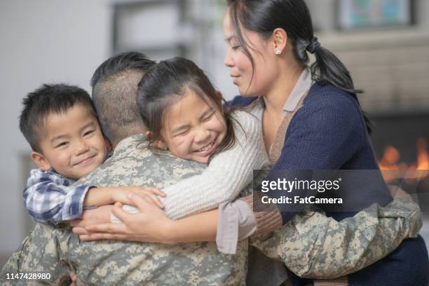 famiglia abbracci - filipino family reunion foto e immagini stock