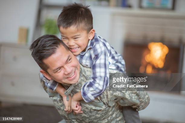 papà che abbraccia - filipino family reunion foto e immagini stock