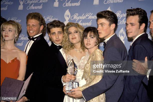 17th March 1992: Jason Priestley, Tori Spelling and Shannen Doherty with the rest of the cast of Beverly Hills 90210 in the press room at the 1992...