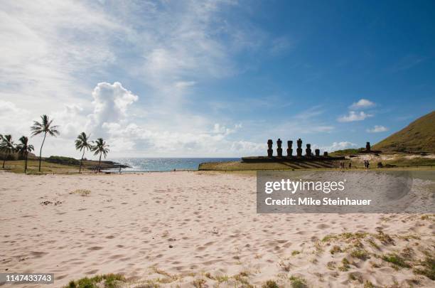 ahu nau nau on anakena beach, rapa nui/easter island, chile - ilha de páscoa imagens e fotografias de stock