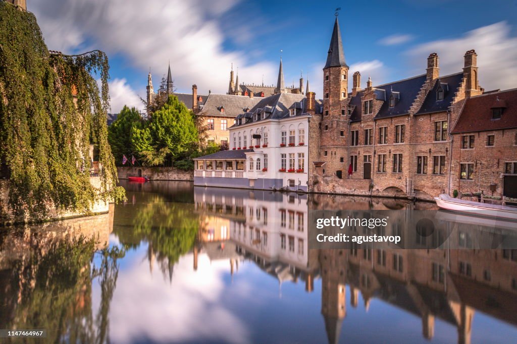 Larga exposición idílica borroso Rozenhoedkaai al amanecer – Brujas-Bélgica