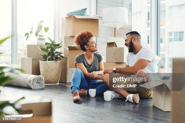 creando recuerdos duraderos en su nuevo nido - young couples fotografías e imágenes de stock