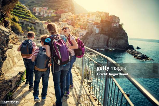 randonnée touristique en famille à cinque terre, italie - manarola photos et images de collection