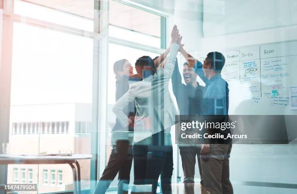 el negocio está ganando cuando nos adheremos - succes fotografías e imágenes de stock