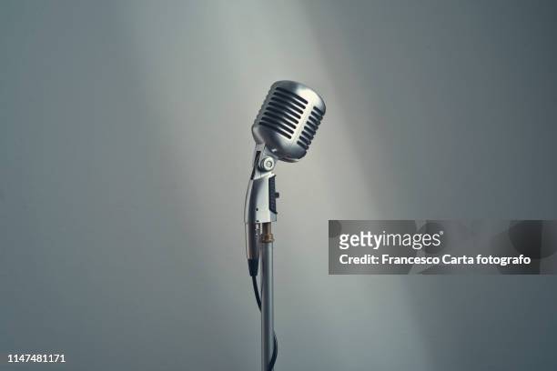 vintage microphone - マイクスタンド ストックフォトと画像