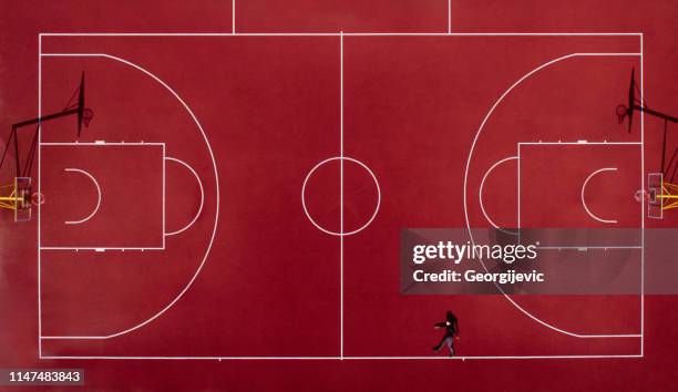 cancha de baloncesto - terrenos espacio creado por el hombre fotografías e imágenes de stock