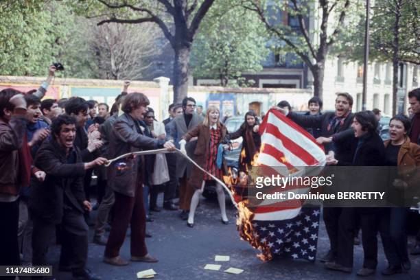 Manifestants brûlant un drapeau américain pendant une manifestation anti-américaine en France, en avril 1967.